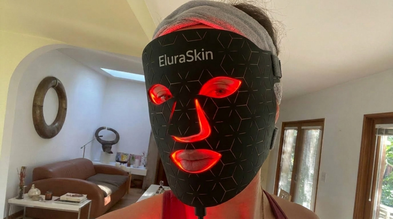 Customer Viktoriia wearing the black EluraSkin mask at home